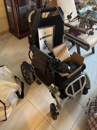 Silla de ruedas eléctrica plegable.