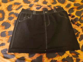Falda mini negra costuras blancas Talla M