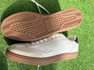 Zara Zapatillas Blancas y Beige