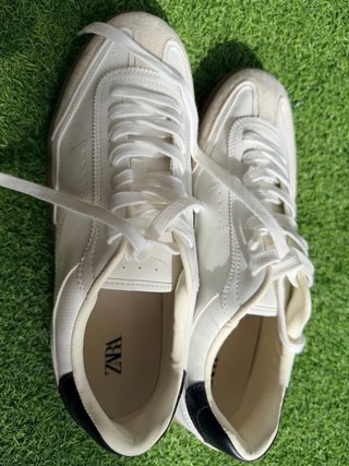 Zara Zapatillas Blancas y Beige