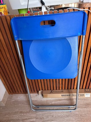 Sillas plegables de plástico azul y metal