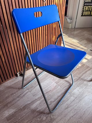 Sillas plegables de plástico azul y metal