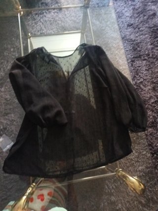 Blusa negra transparente con lunares