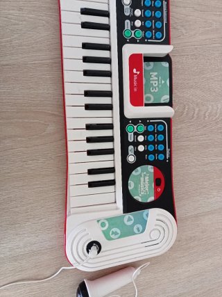 Piano infantil con micrófono