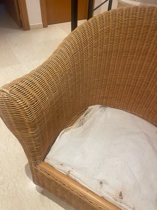 Sillón de mimbre beige y marrón