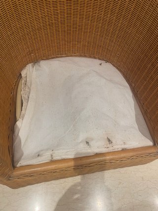 Sillón de mimbre beige y marrón