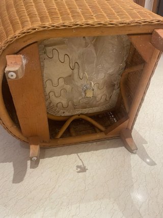 Sillón de mimbre beige y marrón
