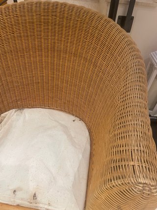 Sillón de mimbre beige y marrón