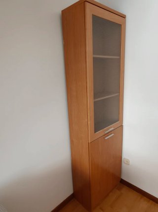 Mueble alto de madera con vitrina