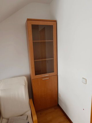 Mueble alto de madera con vitrina