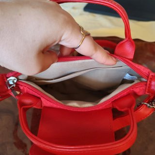 Mini borsa rossa in nylon con tracolla