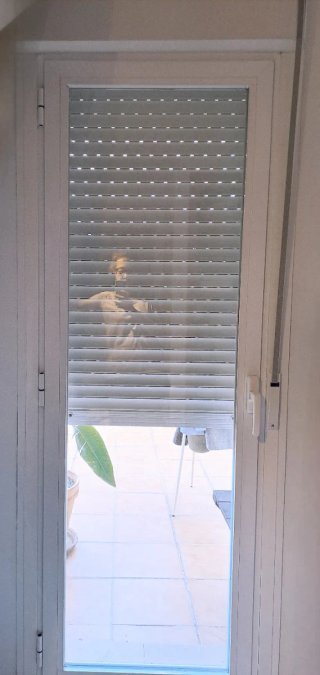 Puertas aluminio con persiana.