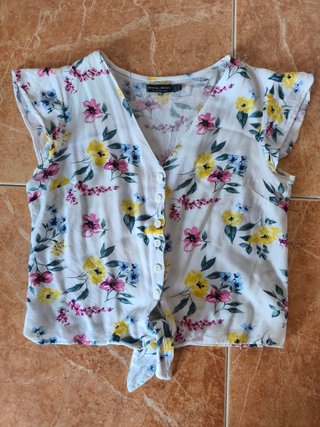 Blusa Bershka floral talla XS