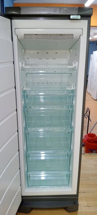 Congelador vertical plateado ELECTROLUX NO FROST