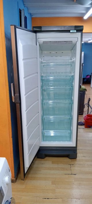 Congelador vertical plateado ELECTROLUX NO FROST