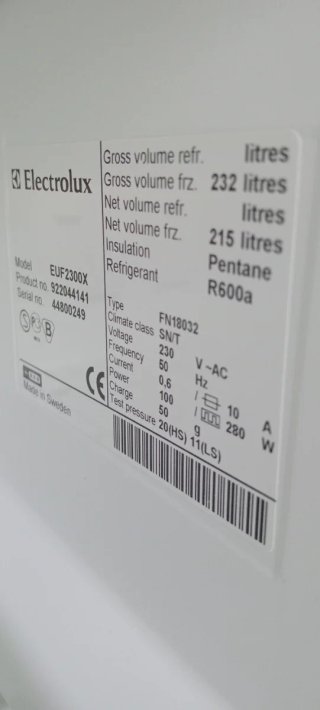 Congelador vertical plateado ELECTROLUX NO FROST