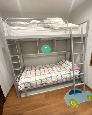 Habitación juvenil completa con litera.