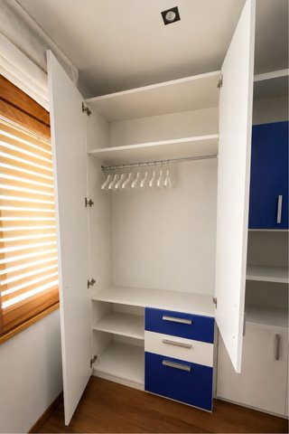 Habitación juvenil completa con litera.