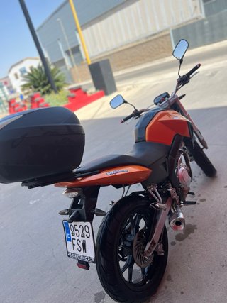 Moto NAKED Naranja y Negra