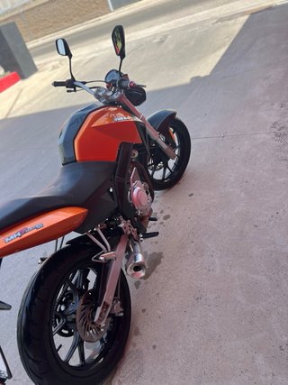 Moto NAKED Naranja y Negra