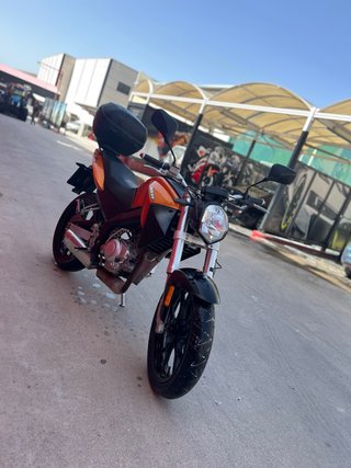 Moto NAKED Naranja y Negra
