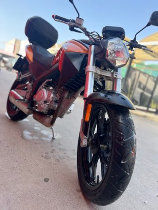 Moto NAKED Naranja y Negra
