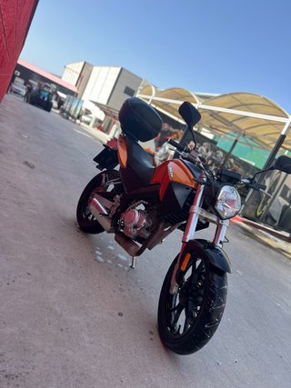 Moto NAKED Naranja y Negra