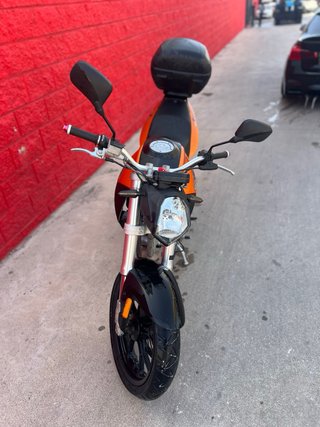 Moto NAKED Naranja y Negra