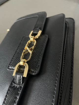 Bolso negro con cadena dorada