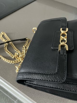 Bolso negro con cadena dorada