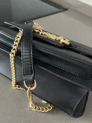 Bolso negro con cadena dorada