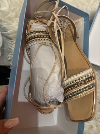 Sandalias planas beige con abalorios