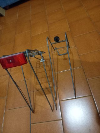 Portapacchi bici con fanale posteriore