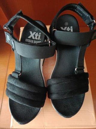 Sandalias de cuña negras y blancas