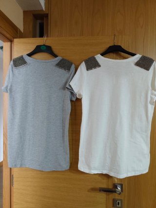 2 Camisetas Grises y Blancas con Detalles