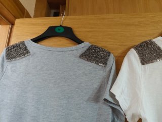 2 Camisetas Grises y Blancas con Detalles