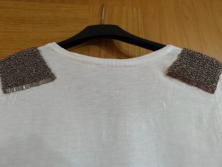 2 Camisetas Grises y Blancas con Detalles