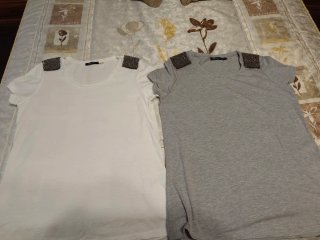 2 Camisetas Grises y Blancas con Detalles