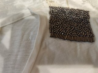 2 Camisetas Grises y Blancas con Detalles