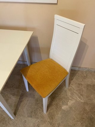 Mesa de comedor blanca con 4 sillas