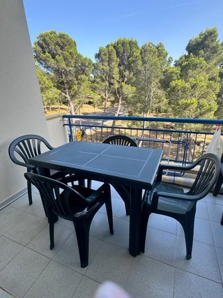 Mesa 1.15x0.70 y 4 sillas de plástico