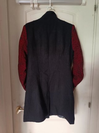 Abrigo Desigual Negro y Rojo Talla M