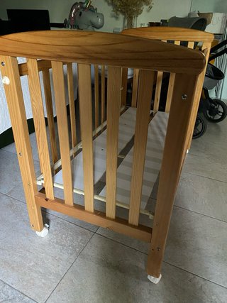 Cuna de madera con ruedas