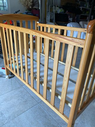 Cuna de madera con ruedas