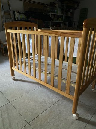 Cuna de madera con ruedas