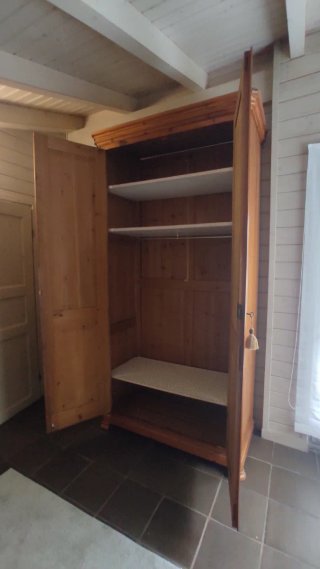 Armario de madera maciza