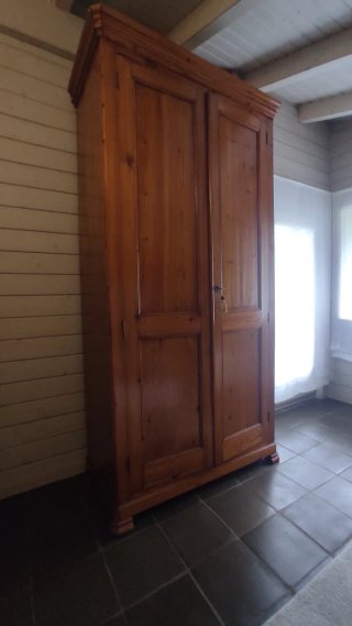Armario de madera maciza