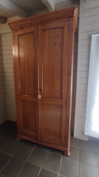 Armario de madera maciza