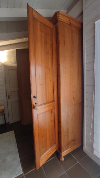 Armario de madera maciza