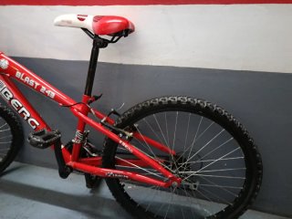 Bicicleta roja Berg Blast 243